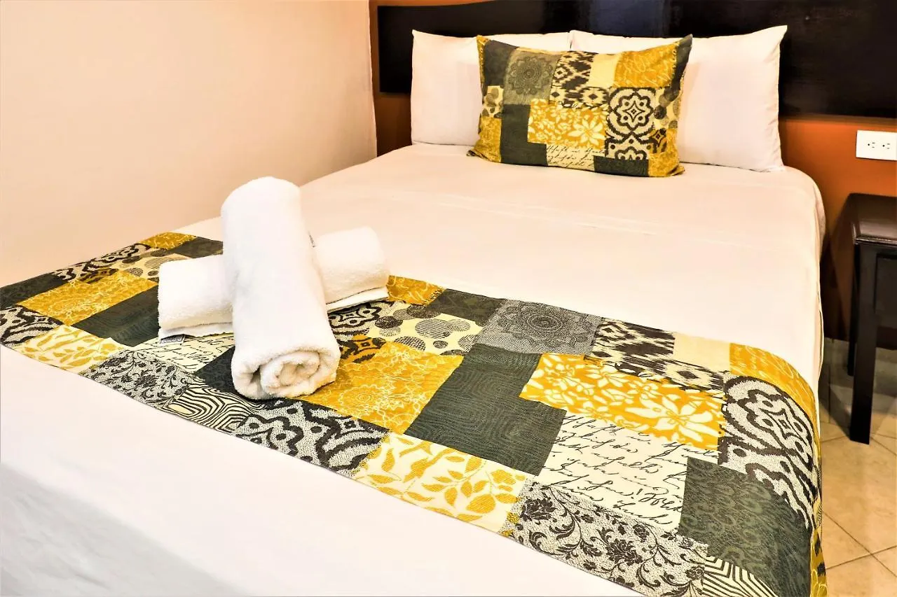 Hotel Colonial פלאייה דל כרמן