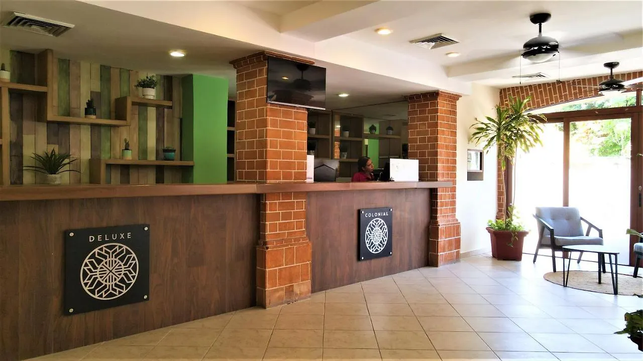 Hotel Colonial פלאייה דל כרמן