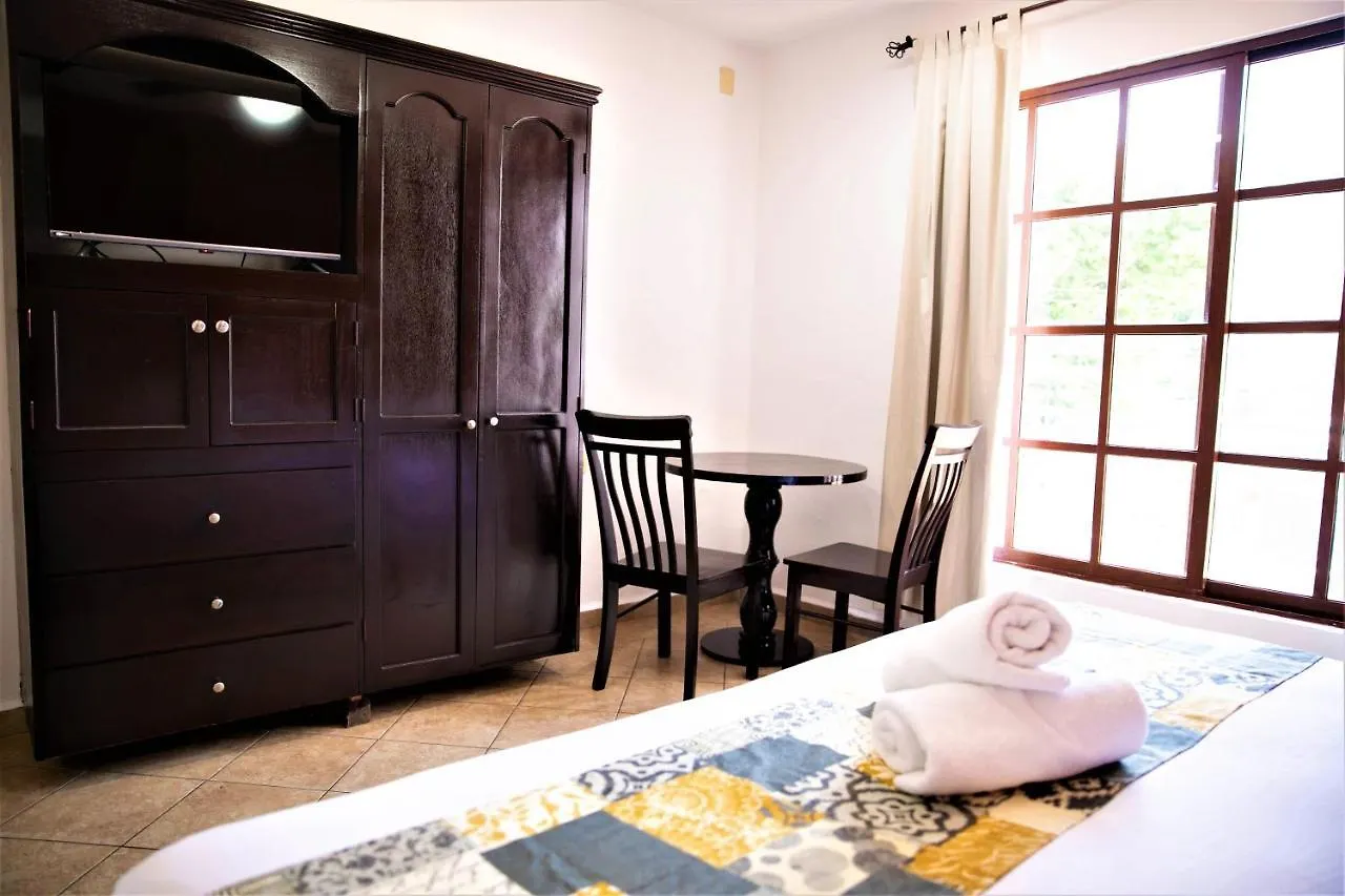 Hotel Colonial פלאייה דל כרמן