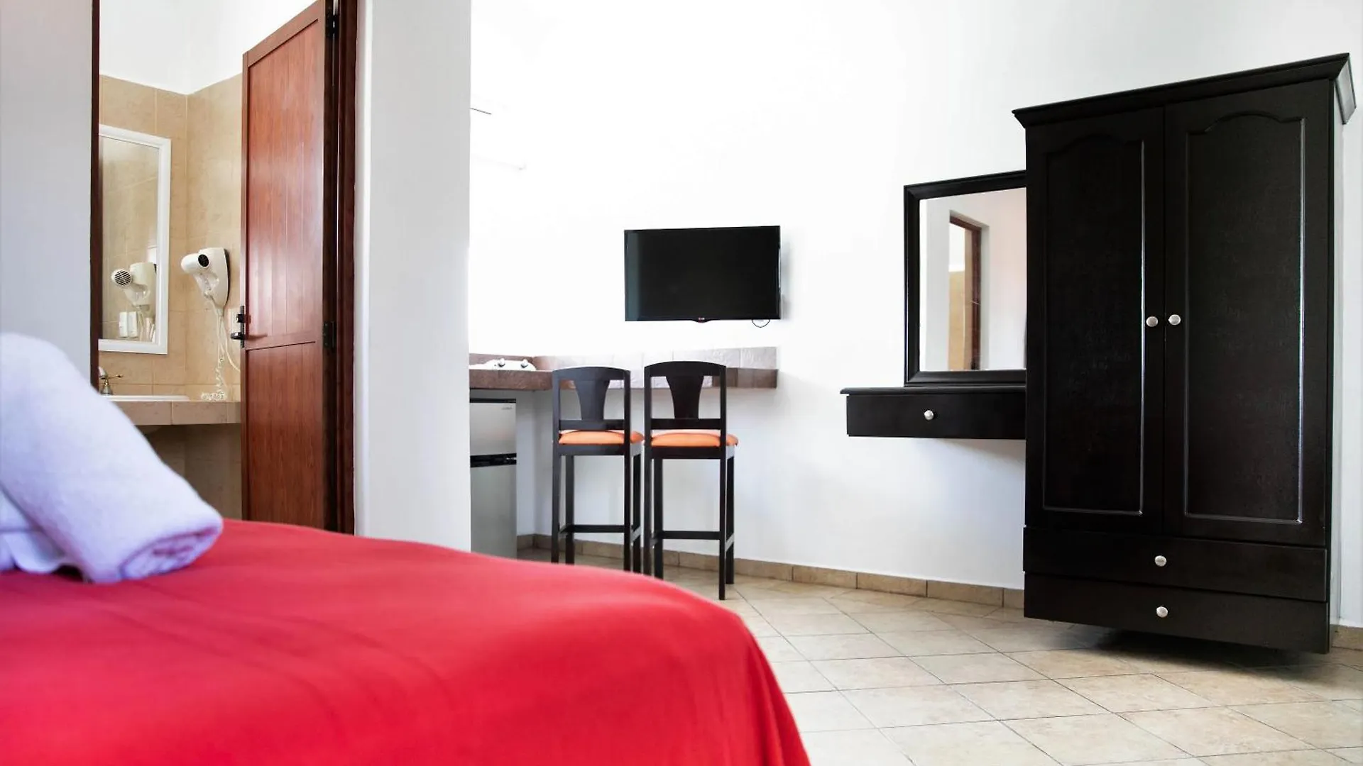Hotel Colonial פלאייה דל כרמן